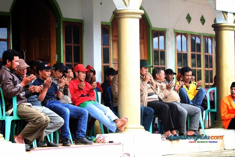 Warga melakukan do’a bersama