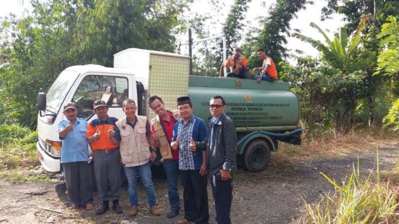 Pjs Direktur PDAM Kepahiang, Karmolis Merigi bersama petugas penyuplai air bersih
