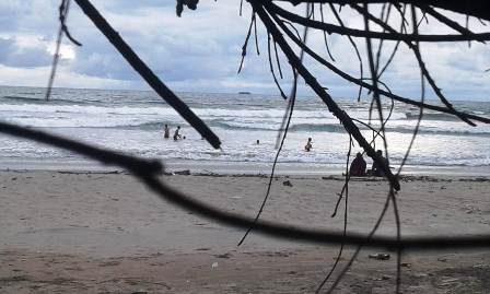 melihat-anak-mandi-pantai