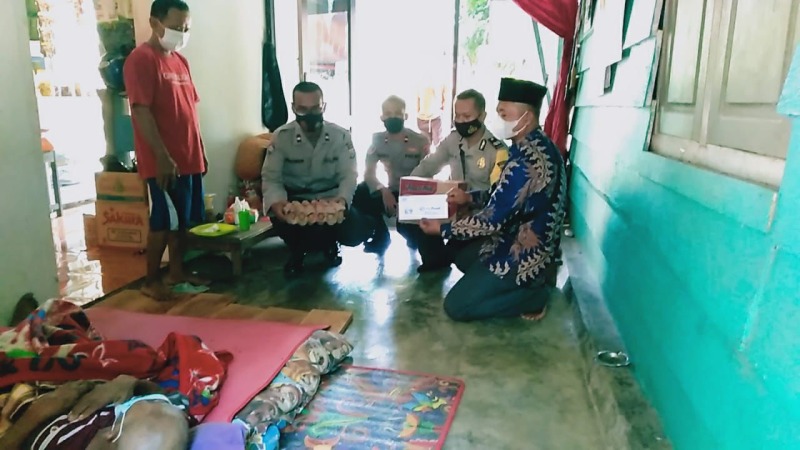 Polres Mukomuko Bagi-bagikan Sembako di Desa Marga Mukti