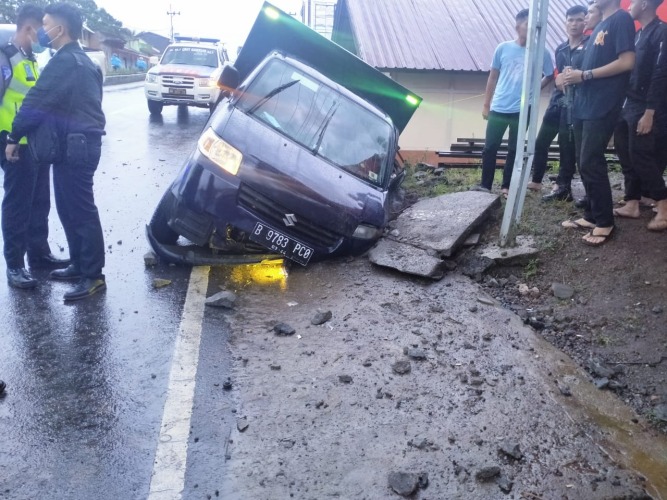Mobil Pengangkut Distribusi Uang Terperosok  Akibat Jalan Licin