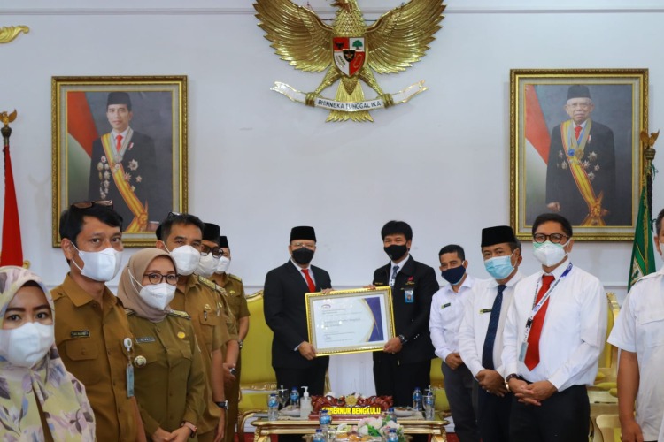 Gubernur Rohidin Terima Penghargaan APIP Level 3