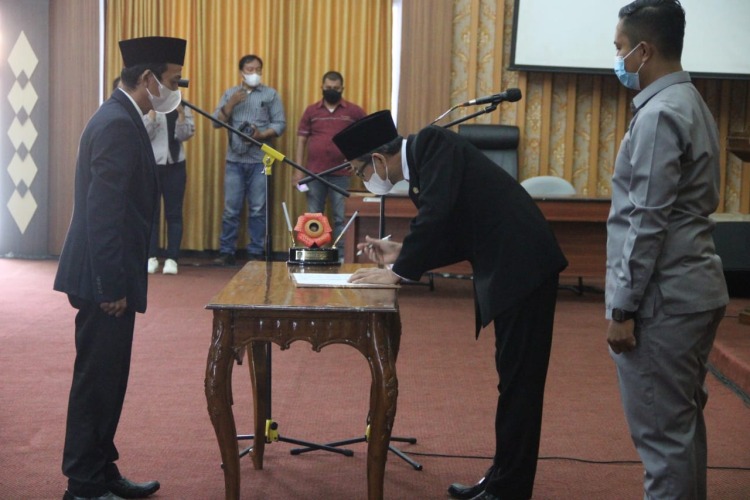 Gotri Suyanto Lantik Hidi Christoper Sebagai Anggota KIP Bengkulu