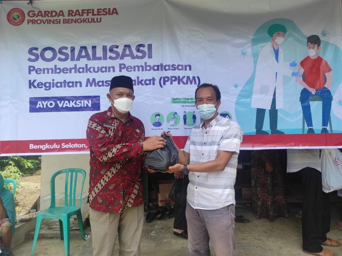 Garda Rafflesia Bagikan Sembako dan Sosialisasi PPKM di Desa Talang Padang