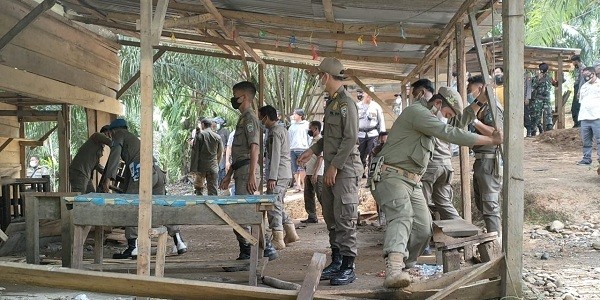 Disinyalir Jadi Sarang Maksiat, Warem di Seluma Dibongkar Paksa