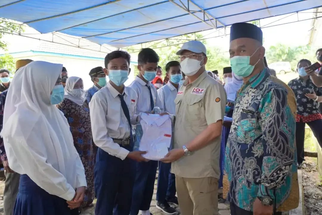 Kelola Dana BOS Secara Produktif, SMKN 3 Benteng Terima Seragam Gratis