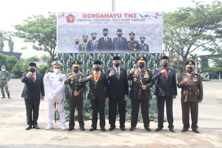 Hadiri HUT TNI Ke-76, Rohidin: TNI Banyak Bantu Bumi Rafflesia