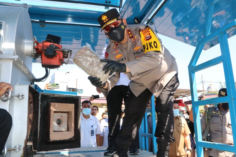 Kapolda Bengkulu Saksikan Pemusnahan 143 Kilogram Ganja