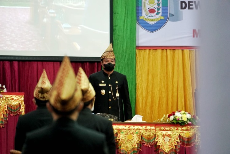 Gubernur Rohidin Mersyah saat mengikuti prosesi gladiresik perayaan HUT Provinsi Bengkulu ke-53, Foto: Dok