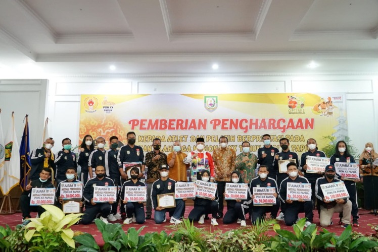 Atlet PON Berprestasi Terima Reward Puluhan Juta
