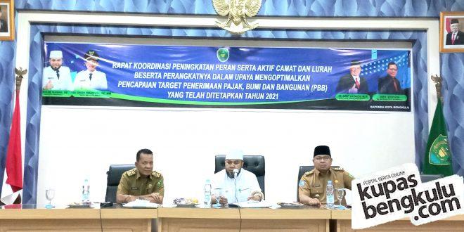 Walikota Helmi Hasan saat menggelar Rakor bersama sejumlah Camat dan Lurah se-Kota Bengkulu, Senin, 13 Desember 2021, Foto: Dok