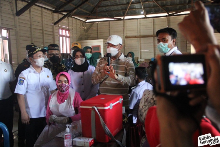 Gubernur Rohidin didampingi Bupati Mukomuko Sapuan saat berdialog dengan warga, Foto: Dok