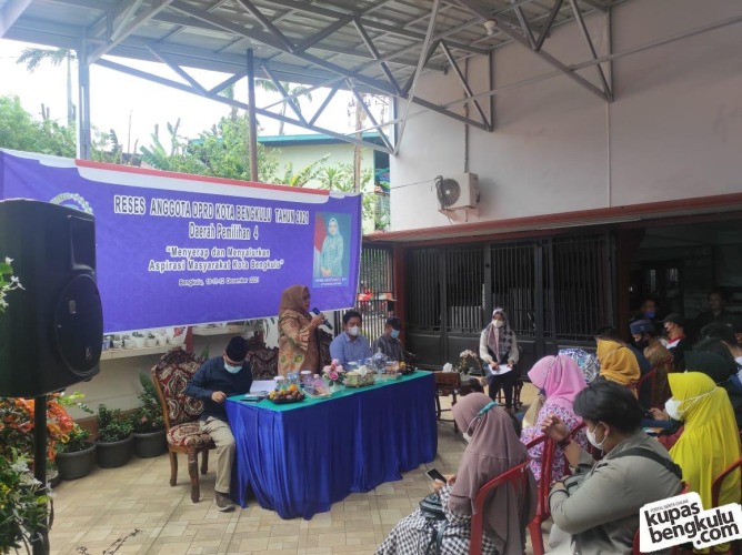 Reni Hariyanti saat memaparkan terkait usulan warga di reses Dapil IV Kota Bengkulu, Sabtu, 11 Desember 2021, Foto: Dok/Irfan Arief