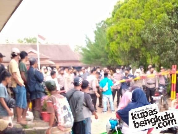 Aksi warga Ketahun Bengkulu Utara menutup akses masuk ke PT. Pamor Ganda, Senin, 20 Desember 2021, Foto: Dok/Tangkapan Layar Video warga