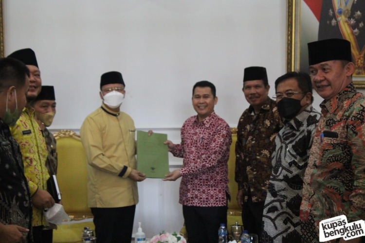 Gubernur Rohidin saat menerima proposal kegiatan keolahragaan dari pengurus BAPOMI dan BPSMI di Gedung Daerah Bengkulu, Jumat, 10 Desember 2021, Foto: Dok