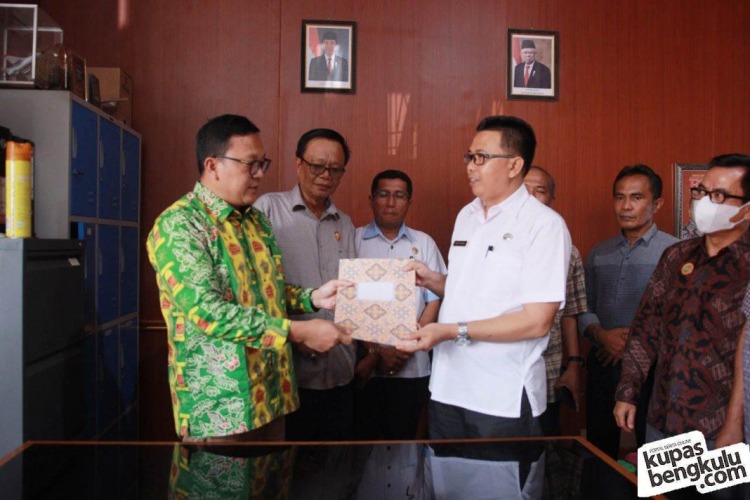 Penyerahan berkas yang telah ditanda tangani Dewan Komisi II DPRD Bengkulu Selatan, Rabu, 24 November 2021, Foto: Dok