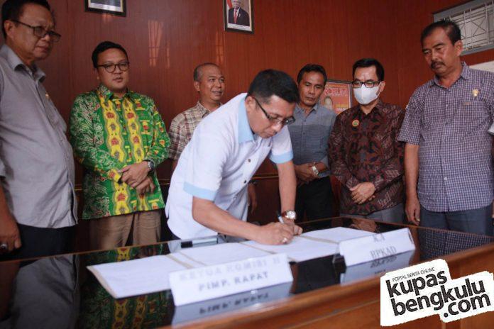 Dodi Martian saat melakukan penandatangan Penyertaan Modal kepada PT. Bank Bengkulu, Rabu, 24 November 2021, Foto: Dok Dodi Martian saat melakukan penandatangan Penyertaan Modal kepada PT. Bank Bengkulu, Rabu, 24 November 2021, Foto: Dok