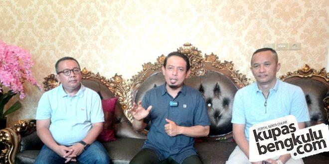 Dedy Wahyudi didampingi Plt Asisten I Eko Agusrianto, Asisten II Saipul Apandi saat konferensi pers bersama beberapa awak media di Rumdin Wawali, Minggu, 12 Desember 2021, Foto: Dok