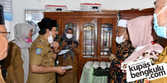 Dedy Wahyudi saat membagikan BOp di kantor lurah Malabero, Selasa 28 Desember 2021, Foto: Dok