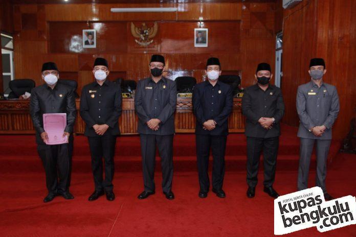 Usai gelar rapat, Ketua DPRD Barli Halim dan Bupati Gusnan Mulyadi berfoto bersama, Senin, 29 November 2021, Foto: Dok Usai gelar rapat, Ketua DPRD Barli Halim dan Bupati Gusnan Mulyadi berfoto bersama, Senin, 29 November 2021, Foto: Dok
