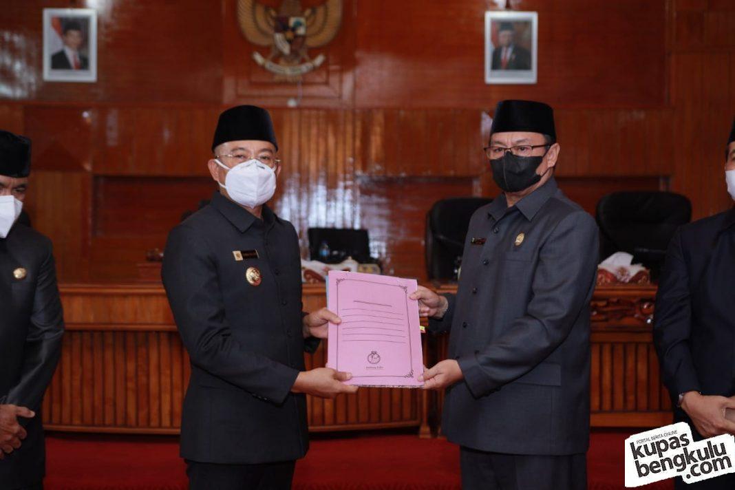 Ketua DPRD Bengkulu Selatan Barli Halim saat menyerahkan Rancangan Perda APBD 2022 kepada Bupati Bengkulu Selatan Gusnan Mulyadi, Senin, 29 November 2021, Foto: Dok