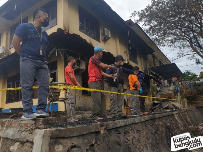 Tim Labfor Polda Sumatera Selatan saat mengidentifikasi penyebab kebakaran di kantor DPRD Kota Bengkulu, Foto: Dok
