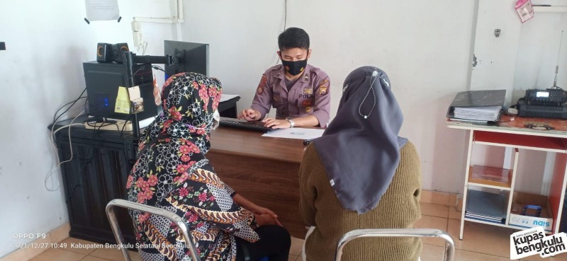 Korban bersama Ibunya saat melapor ke Polres Bengkulu Selatan. Senin, 27 Desember 2021. Foto: Dok