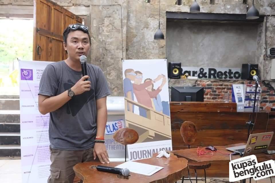 Oleh: Firmansyah (Penulis Dalam Aksi Solidaritas Mendukung Perempuan Pasar Seluma Menolak Tambang Besi) Oleh: Firmansyah (Penulis Dalam Aksi Solidaritas Mendukung Perempuan Pasar Seluma Menolak Tambang Besi)