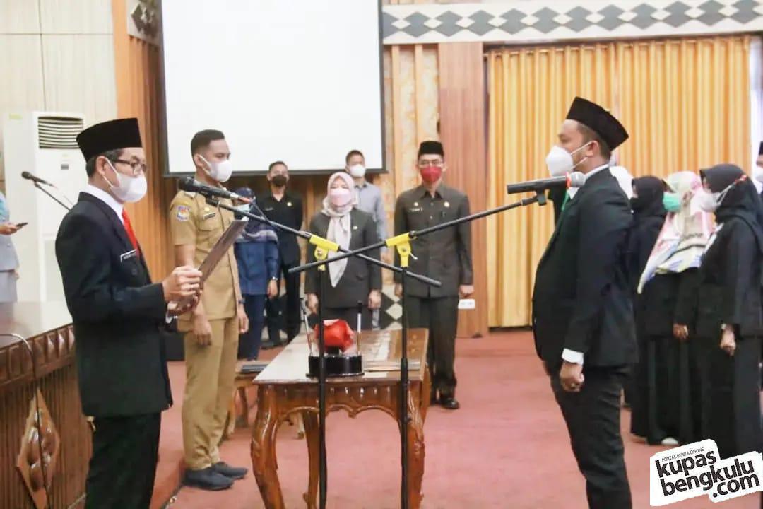 Asisten III Setprov Gotri Suyanto saat melantik 23 pejabat fungsional, Selasa, 14 Desember 2021, Foto: Dok