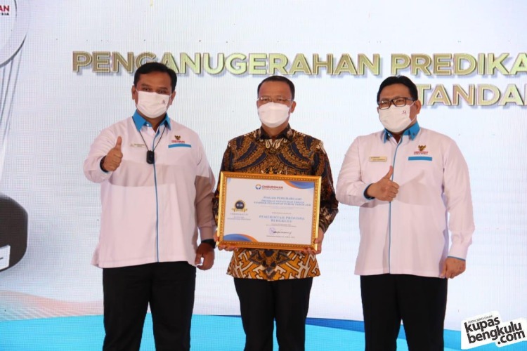 Gubernur Rohidin saat menerima penghargaan dari Ombudsman RI DI Jakarta, Rabu, 29 Desember 2021, Foto: Dok