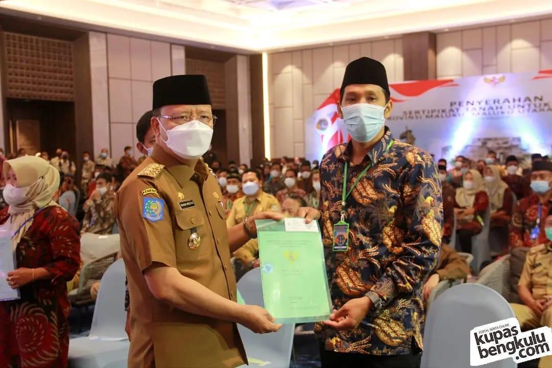 Gubernur Rohidin saat menyerahkan sertipikat tanah kepada perwakilan 5 Kabupaten dan Kota Bengkulu, Senin, 13 Desember 2021, Foto: Dok
