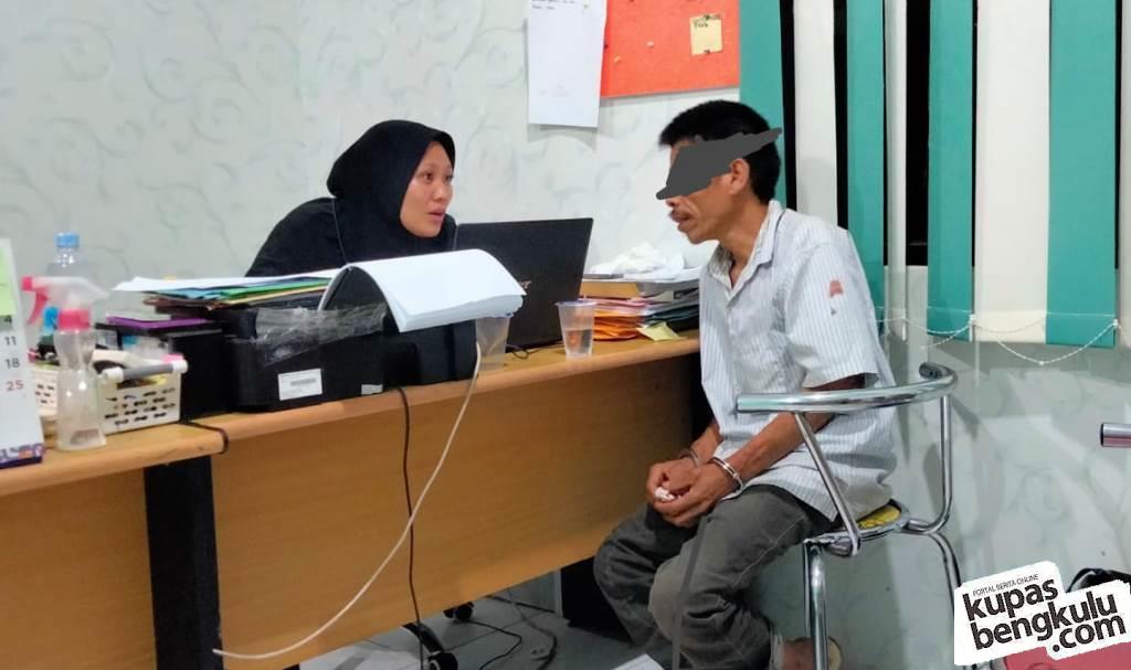 Tersangka AS (48) saat diperiksa di Unit PPA Polda Bengkulu, Foto: Dok/Tribhrata News