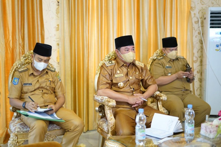 Wakil Gubernur Rosjonsyah saat mengikuti rapat kerja bersama Kementerian Dalam Negeri secara virtual, Foto: Dok