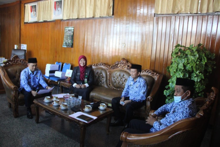 Sekda Hamka Sabri saat mengunjungi Plt Kadis LHK Provinsi Bengkulu Safnizar, Foto: Dok