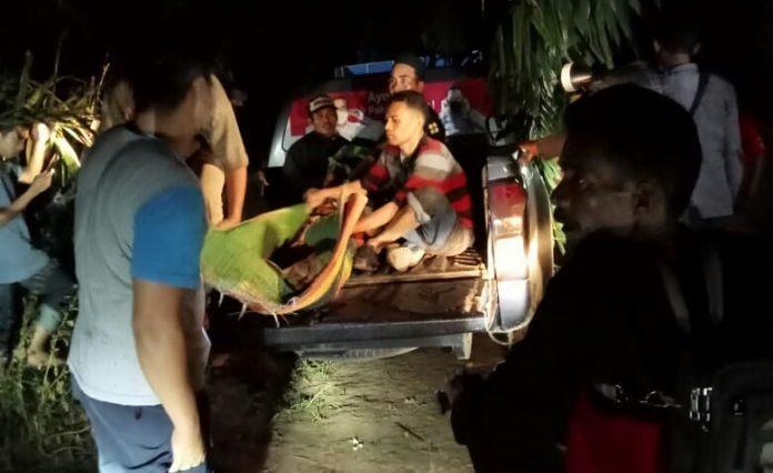 Polsek Mukomuko Selatan dibantu warga saat mengevakuasi jasad korban, Foto: Dok/Tribhrata