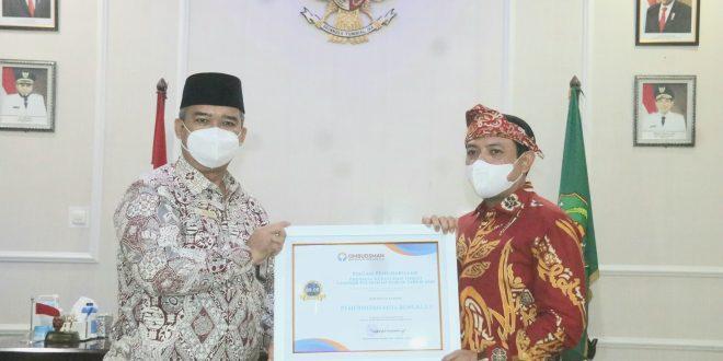 Wakil Walikota Dedy Wahyudi saat menerima piagam penghargaan dari Ombudman Bengkulu Herdi Puryanto, Foto: Dok/Mc
