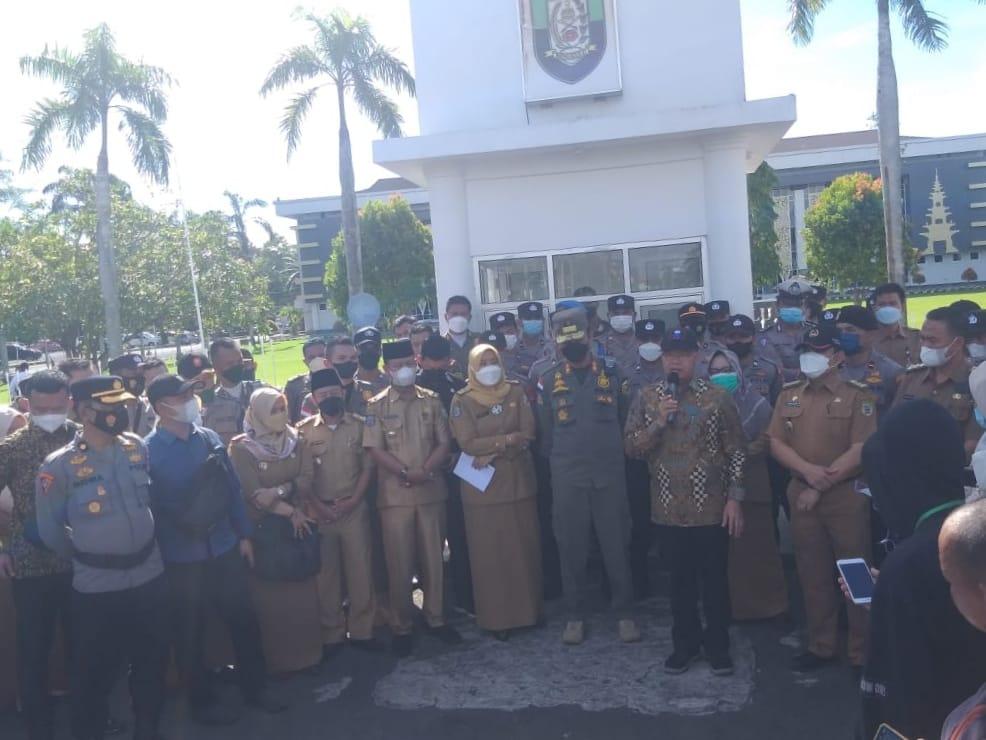 Gubernur Rohidin saat menemui para aksi yang menolak tambang pasir besi Seluma, Senin, 03 Januari 2022, Foto: Dok