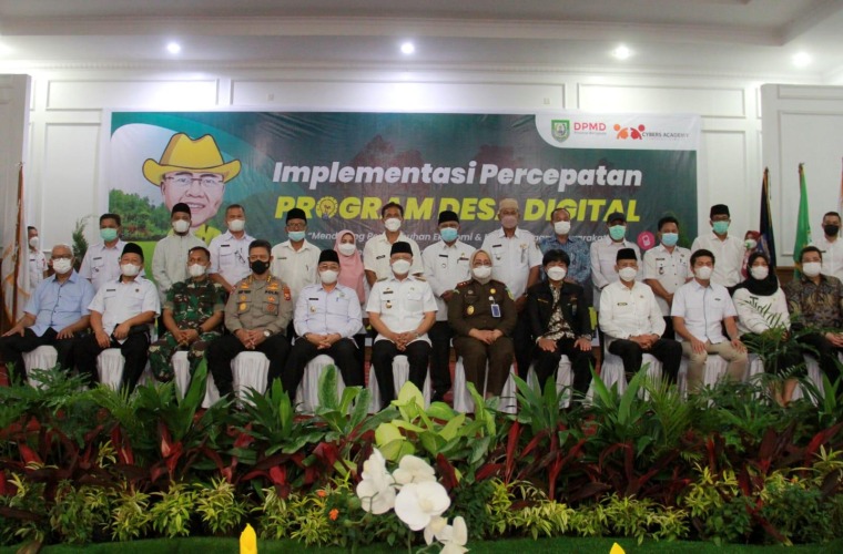Gubernur Rohidin saat berswafoto bersama Camat se-Provinsi Bengkulu di Balai Raya Semarak, Rabu, 19 Januari 2022, Foto: Dok