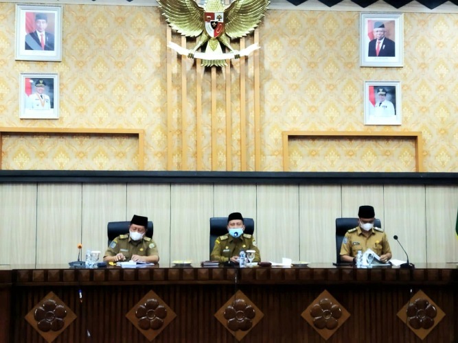 Sekertaris Daerah Provinsi Bengkulu Hamka Sabri saat memimpin rapat seleksi calon Direktur RSUD M. Yunus di ruang Pola Provinsi Bengkulu, Senin, 24 Januari 2022, Foto: Dok