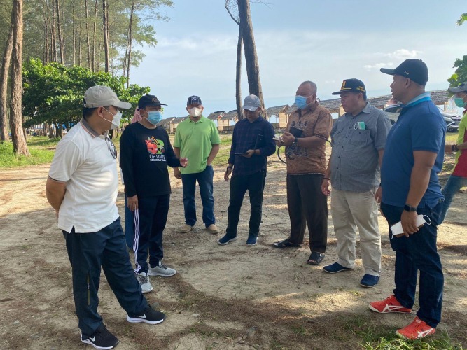 Sekda Hamka Sabri bersama Kepala OPD sidak kebersihan dan ketertiban pantai panjang, Foto: Dok