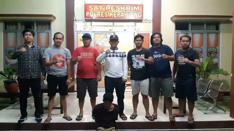 Team Elang Jupi Sat Reskrim bersama tersangka penipuan di Polres Kepahiang, Foto: Dok/Tribhrata