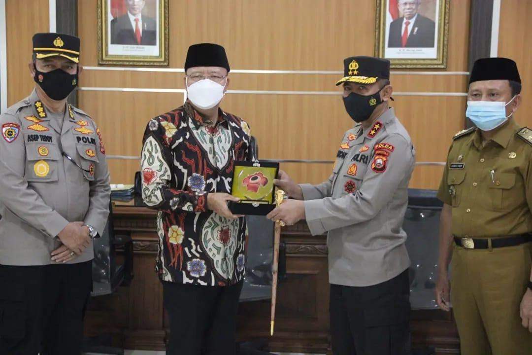 Gubernur Rohidin dan Kapolda Irjen Pol Agung Wicaksono saat bertukar cinderamata, Selasa, 4 Desember 2021, Foto: Dok