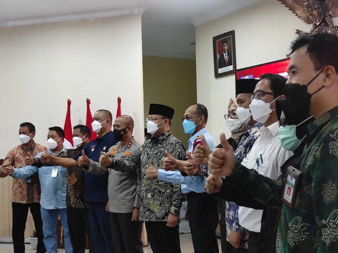 Kakanwil Kemenkumham Imam Jauhari bersama Gubernur Rohidin dan Pimpinan Forkopimda Provinsi Bengkulu berswafoto di Aula Rafflesia, Selasa, 25 Januari 2022, Foto: Dok/Irfan Arief