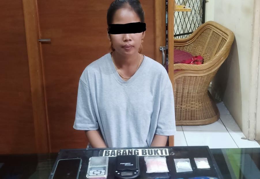 IRT beserta barang bukti saat berada di Polres Bengkulu, Foto: Dok/Tribhrata