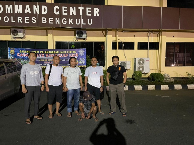 Tersangka FR (42) saat di gelandanga di Polres Bengkulu, Foto: Dok/Tribhrata