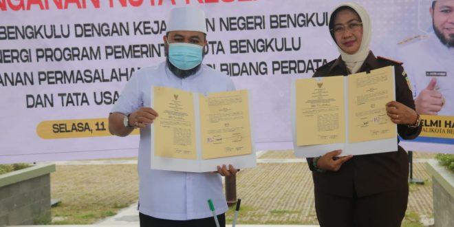 Walikota Helmi Hasan dan Kepala Kejari Yunitha Arifin usai melakukan penandatangan MoU di alun-alun Berendo Anggut Atas, Foto: Dok