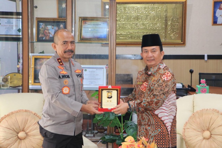 Kapolda Bengkulu Irjen Pol Agung Wicaksono saat menerima cinderamata dari Kakanwil Kemenag Bengkulu, Foto: Dok/Tribhrata