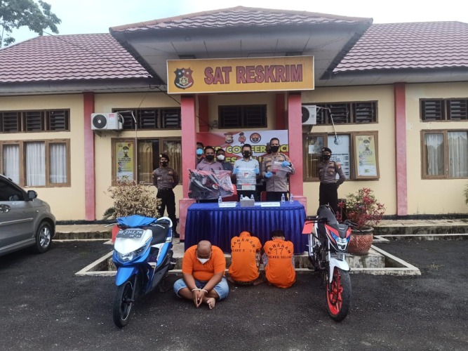 Ketiga pelaku curanmor saat berada di Polres Seluma, Foto: Dok/Tribhrata