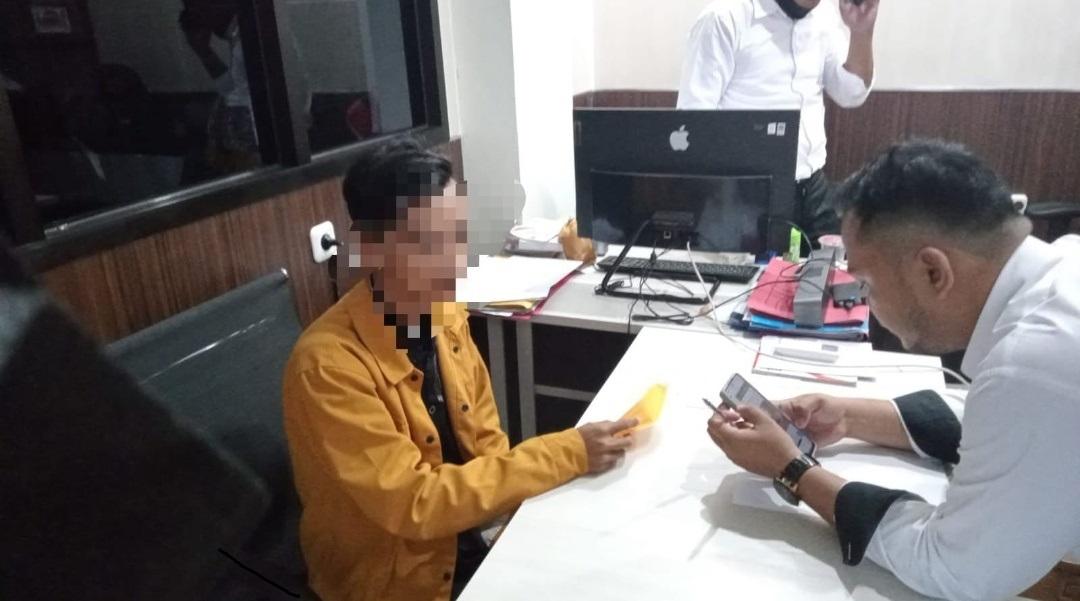 DN saat diperiksa petugas kepolisian. Foto: Dok/Tribhrata
