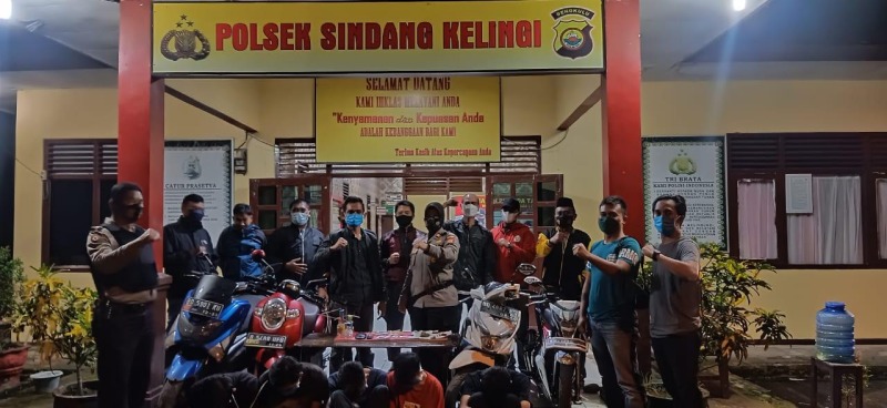 Pelaku penyalahgunaan narkotika saat di gelandang di Polsek Sindang Kelingi, Foto: Dok/Tribhrata